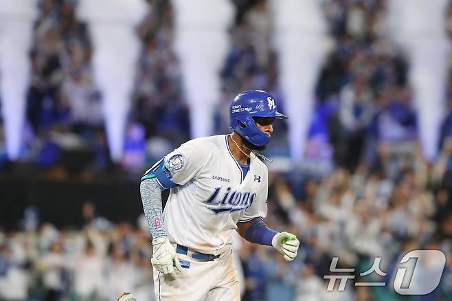 14일 오후 대구 삼성라이온즈파크에서 열린 프로야구 2025 신한 SOL뱅크 KBO 준플레이오프 4차전 삼성 라이온즈와 SSG 랜더스의 경기, 삼성 4번타자 디아즈가 8회말 2사 1루 상황에서 우월 2점 홈런을 터뜨린 뒤 그라운드를 달리고 있다. 2025.10.14/뉴스1 ⓒ News1 공정식 기자