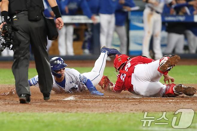 14일 오후 대구 삼성라이온즈파크에서 열린 프로야구 2025 신한 SOL뱅크 KBO 준플레이오프 4차전 삼성 라이온즈와 SSG 랜더스의 경기, 6회말 무사 1,2루 상황에서 삼성 4번타자 디아즈가의 좌익수 방면 안타 때 2루주자 김성윤이 홈으로 쇄도하고 있다. 비디오 판독 결과 득점 인정. 2025.10.14/뉴스1 ⓒ News1 공정식 기자