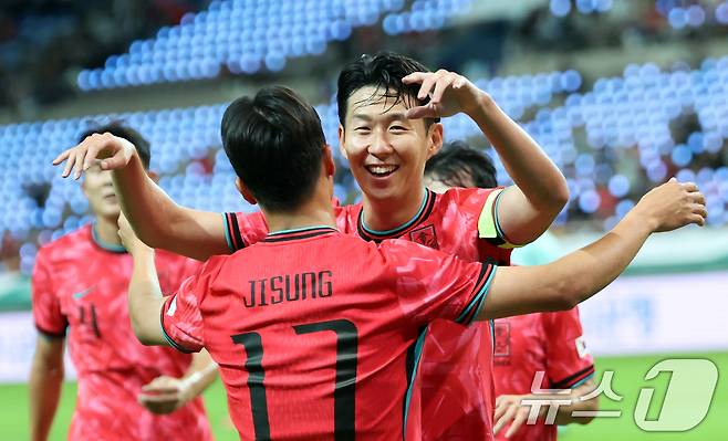 14일 오후 서울 마포구 상암월드컵경기장에서 열린 '하나은행 초청 축구국가대표팀 친선경기' 대한민국과 파라과이의 경기에서 엄지성이 첫 골을 넣고 손흥민과 포옹을 하고 있다 2025.10.14/뉴스1 ⓒ News1 김명섭 기자