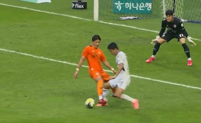 전북 전진우의 발목이 제주 장민규의 발에 걸리는 모습. 캡쳐 | 쿠팡플레이 중계화면