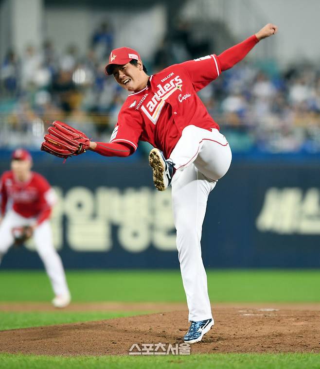 SSG 김광현이 14일 대구 삼성라이온즈파크에서 열린 2025 KBO리그 삼성과 준플레이오프 4차전에 선발 등판해 힘차게 공을 던지고 있다. 대구 | 박진업 기자 upandup@sportsseoul.com