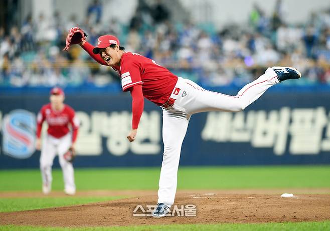 SSG 김광현이 14일 대구 삼성라이온즈파크에서 열린 2025 KBO리그 삼성과 준플레이오프(준PO) 4차전에 선발 등판해 힘차게 공을 던지고 있다. 대구 | 박진업 기자 upandup@sportsseoul.com