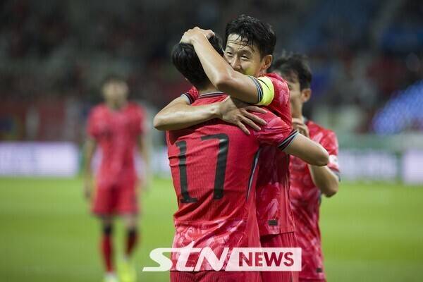 14일 오후 서울 마포구 서울월드컵경기장에서 열린 하나은행 초청 축구국가대표팀 친선경기 대한민국과 파라과이의 경기. 전반 대한민국 엄지성이 선취골을 넣고 손흥민과 기뻐하고 있다. /사진=뉴시스