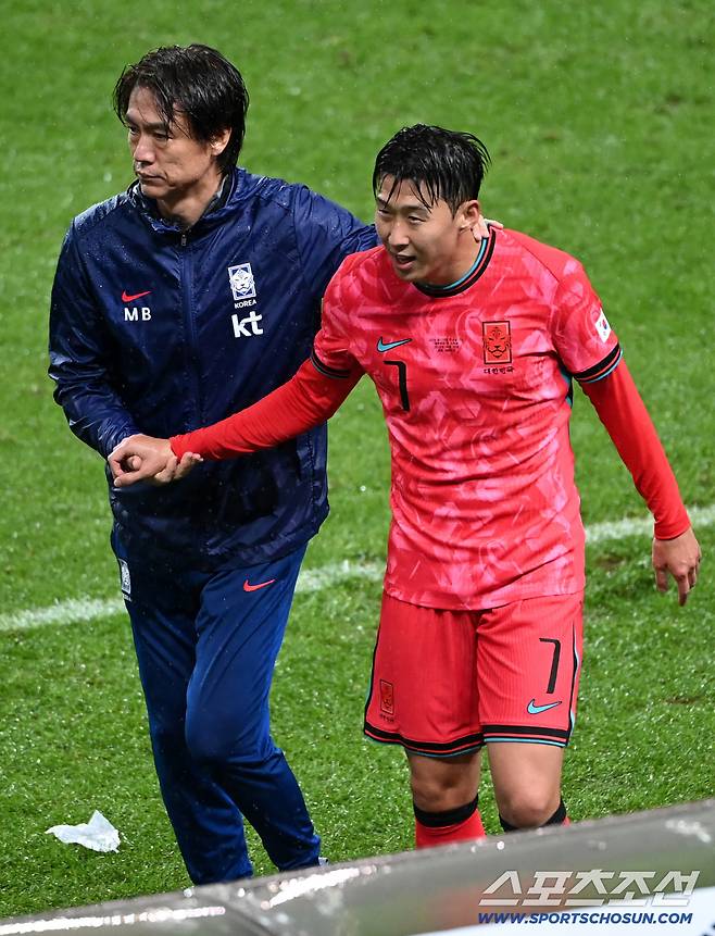 10일 서울월드컵경기장에서 열린 대한민국 축구대표팀과 브라질의 A매치 평가전, 손흥민이 교체아웃되며 홍명보 감독의 격려를 받고 있다. 상암=허상욱 기자wook@sportschosun.com/2025.10.10/