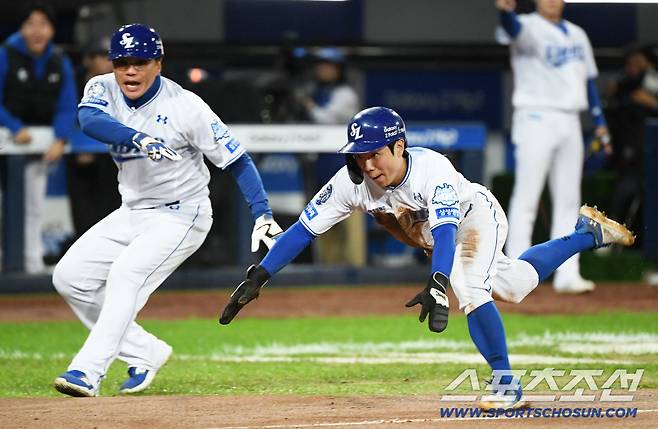 준PO 3차전 3회말 2사 1,3루 삼성 김성윤의 내야 안타 때 SSG 2루수 안상현의 악송구를 틈타 김지찬이 홈을 파고들고 있다. 대구=박재만 기자 pjm@sportschosun.com