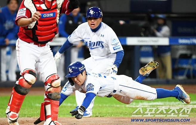 13일 대구 라이온즈파크에서 열린 삼성과 SSG의 준PO 3차전. 3회말 2사 1,3루 삼성 김성윤의 내야 안타 때 SSG 2루수 안상현의 악송구를 틈타 김지찬이 홈을 파고들고 있다. 대구=박재만 기자 pjm@sportschosun.com/2025.10.13/