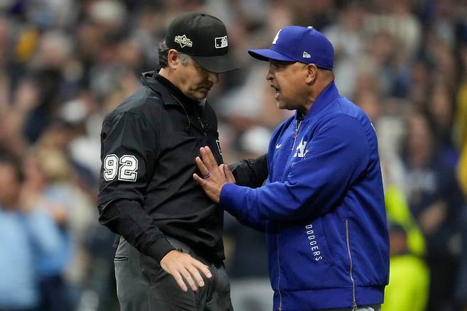 Los Angeles Dodgers manager Dave Roberts argues with umpire James Hoys during the fourth inning in Game 1 of baseball's National League Championship Series, Monday, Oct. 13, 2025, in Milwaukee. (AP Photo/Ashley Landis)
<저작권자(c) 연합뉴스, 무단 전재-재배포, AI 학습 및 활용 금지>
