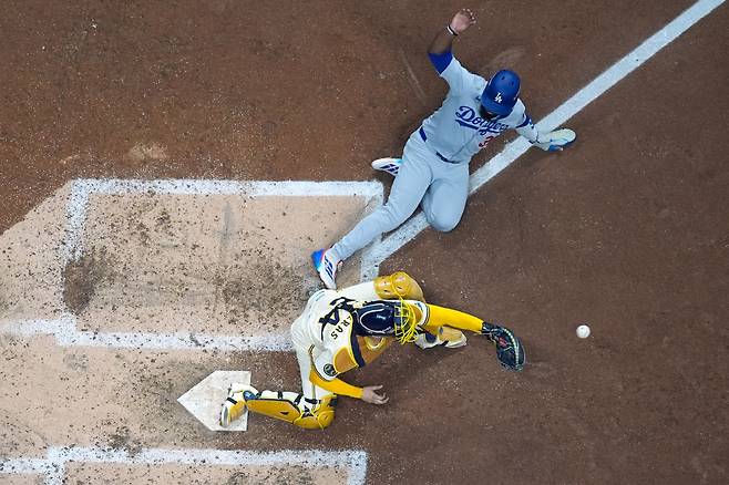 Los Angeles Dodgers' Teoscar Hernandez is out at home as Milwaukee Brewers catcher William Contreras takes the throw during the fourth inning of Game 1 of baseball's National League Championship Series Monday, Oct. 13, 2025, in Milwaukee. (AP Photo/Morry Gash)







<저작권자(c) 연합뉴스, 무단 전재-재배포, AI 학습 및 활용 금지>
