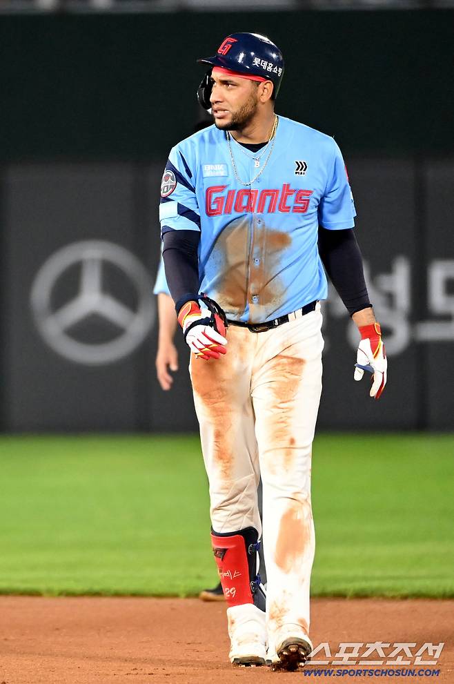 7일 부산 사직야구장에서 열린 KIA와 롯데의 경기, 8회말 롯데 레이예스가 2루타를 치고 대주자 장두성과 교체되고 있다. 부산=허상욱 기자wook@sportschosun.com/2025.08.07/