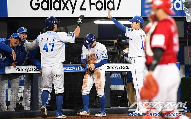 13일 대구 라이온즈파크에서 열린 삼성과 SSG의 준PO 3차전. 3회말 2사 1,3루 삼성 김성윤의 내야 안타 때 SSG 2루수 안상현의 악송구를 틈타 득점한 강민호, 김지찬이 원태인과 하이파이브를 하고 있다. 대구=박재만 기자 pjm@sportschosun.com/2025.10.13/