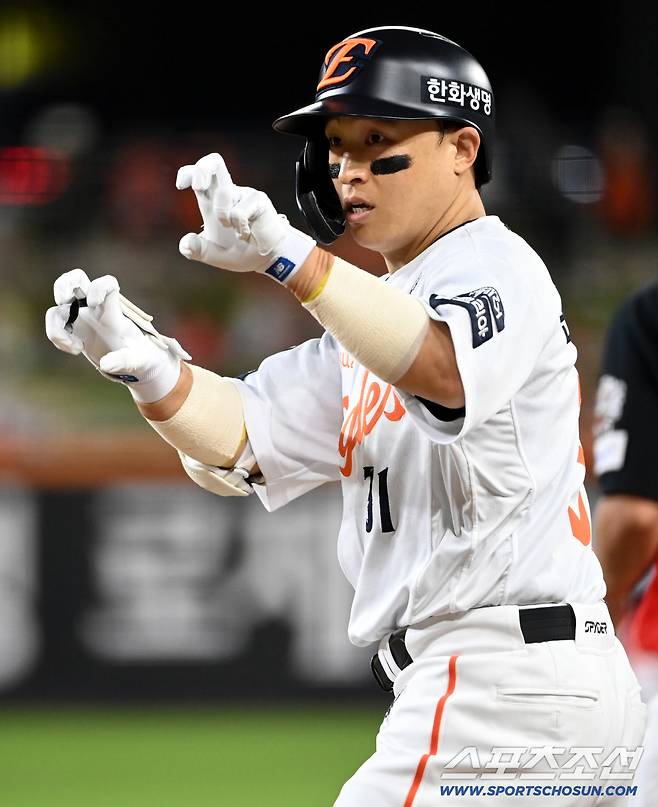 2일 대전 한화생명볼파크에서 열린 KIA와 한화의 경기, 3회말 한화 손아섭이 안타를 치고 기뻐하고 있다. 대전=허상욱 기자wook@sportschosun.com/2025.09.02/