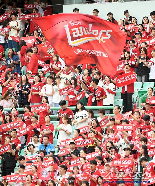 11일 인천SSG랜더스필드에서 열린 SSG와 삼성의 준PO 2차전. SSG 홈 팬들이 열띤 응원전을 펼치고 있다. 인천=박재만 기자 pjm@sportschosun.com/2025.10.11/
