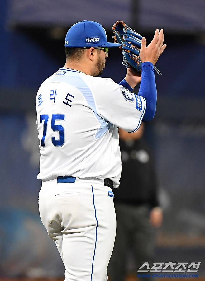 14일 대구 라이온즈파크에서 열린 SSG와 삼성의 준PO 4차전. 2회초 1사 1루 중견수 김지찬이 최지훈의 타구를 잡자 후라도가 박수를 보내고 있다. 대구=정재근 기자 cjg@sportschosun.com/2025.10.14/