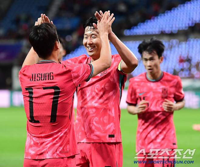 14일 서울월드컵경기장에서 열린 축구대표팀과 파라과이의 평가전. 전반전 대표팀 엄지성이 선취골을 성공시켰다. 손흥민과 함께 기뻐하는 엄지성. 상암=송정헌 기자songs@sportschosun.com/2025.10.14/