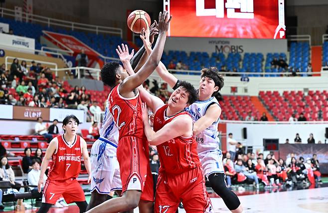 벼랑 끝 승부였다. 양팀은 처절했다. 사진제공=KBL