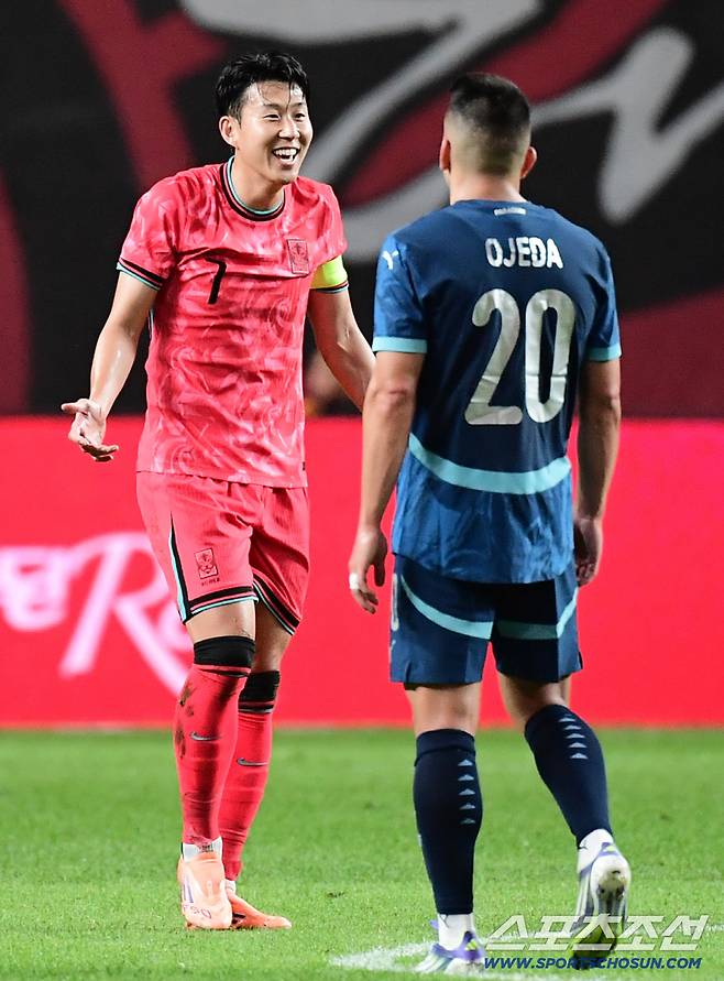 14일 서울월드컵경기장에서 열린 축구대표팀과 파라과이의 평가전. 파라과이 거친 파울에 미소로 답하는 손흥민. 상암=송정헌 기자songs@sportschosun.com/2025.10.14/