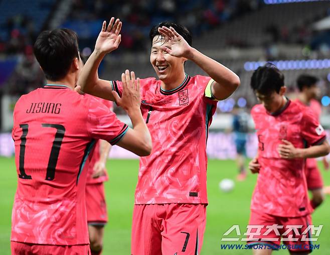 14일 서울월드컵경기장에서 열린 축구대표팀과 파라과이의 평가전. 전반전 대표팀 엄지성이 선취골을 성공시켰다. 손흥민과 함께 기뻐하는 엄지성. 상암=송정헌 기자songs@sportschosun.com/2025.10.14/