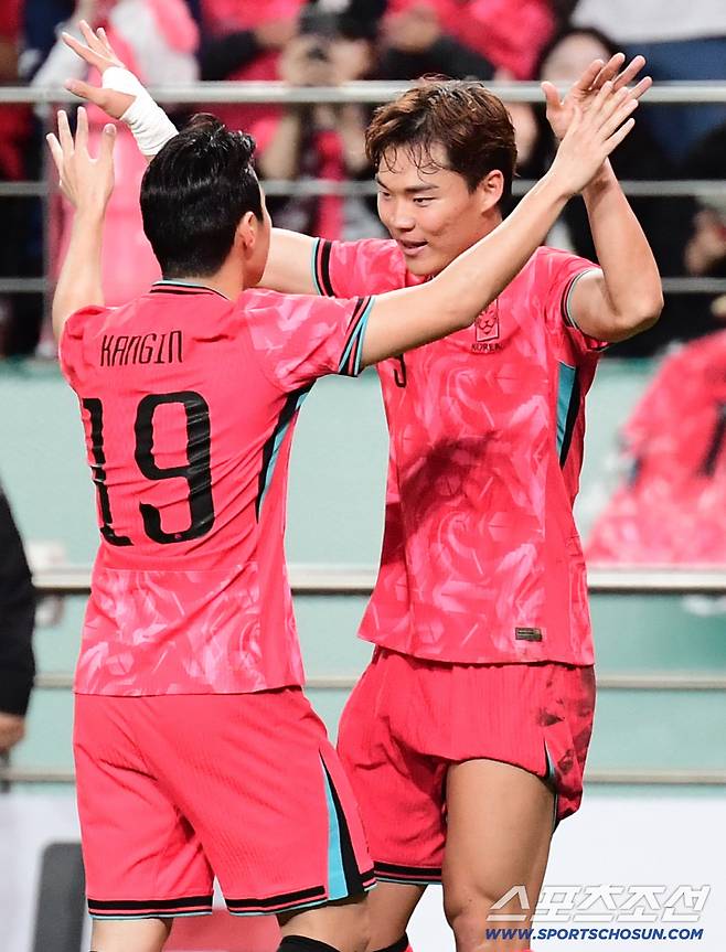 14일 서울월드컵경기장에서 열린 축구대표팀과 파라과이의 평가전. 후반전 팀의 두 번째 골을 성공시키고 이강인과 함께 기뻐하는 오현규. 상암=송정헌 기자songs@sportschosun.com/2025.10.14/