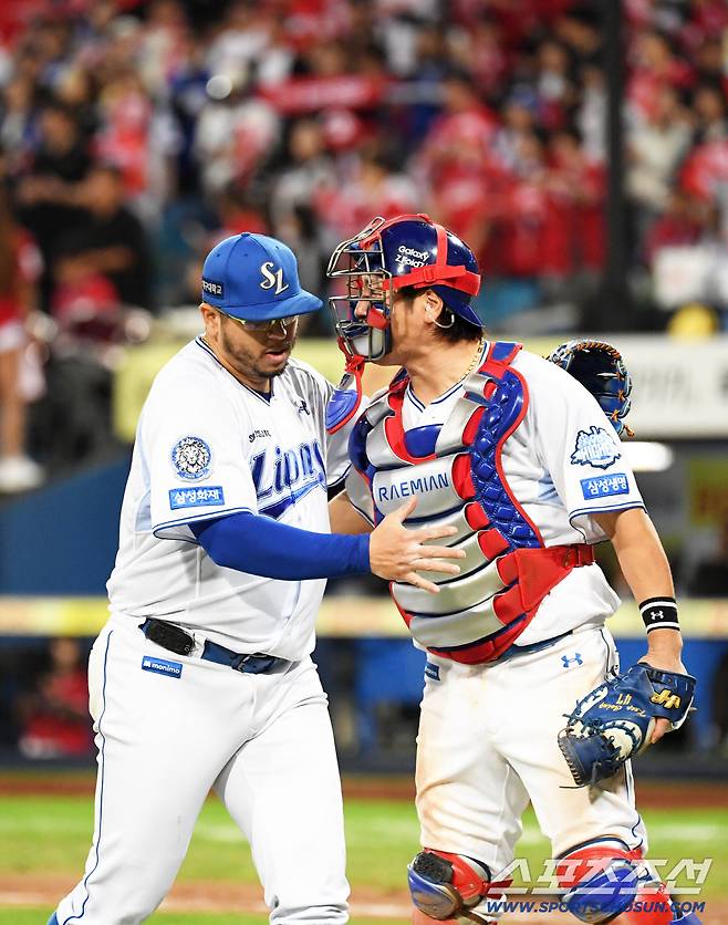 14일 대구 라이온즈파크에서 열린 삼성과 SSG의 준PO 4차전. 7회초 2사 1루 삼성 후라도가 SSG 김성욱을 땅볼 처리한 뒤 포수 강민호와 포옹을 하고 있다. 대구=박재만 기자 pjm@sportschosun.com/2025.10.14/