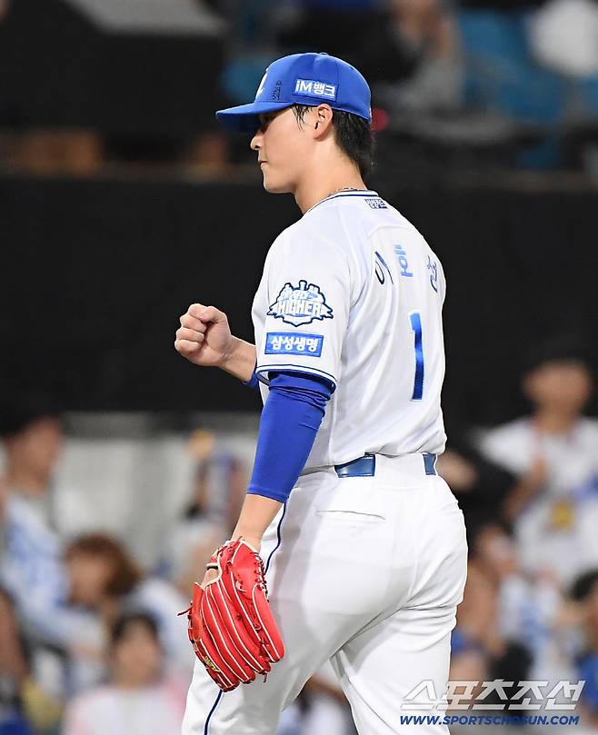 14일 대구 라이온즈파크에서 열린 SSG와 삼성의 준PO 4차전. 8회초 추가실점을 막은 이호성이 주먹을 쥐고 있다. 대구=정재근 기자 cjg@sportschosun.com/2025.10.14/
