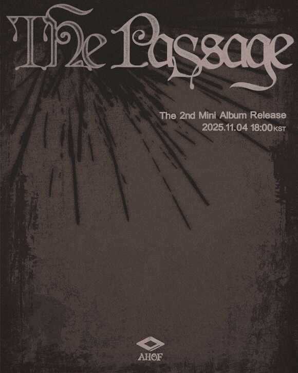 아홉은 커밍순 포스터를 공개했다. 포스터는 브라운 컬러의 거친 질감에 새 앨범 제목과 발매 일시가 적혀 있다. /F&F엔터