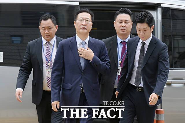 12·3 비상계엄 선포를 방조·가담한 혐의를 받는 박성재 전 법무부 장관이 14일 오전 서울 서초구 서울중앙지방법원에서 열린 구속영장실질심사에 출석하고 있다. /장윤석 기자