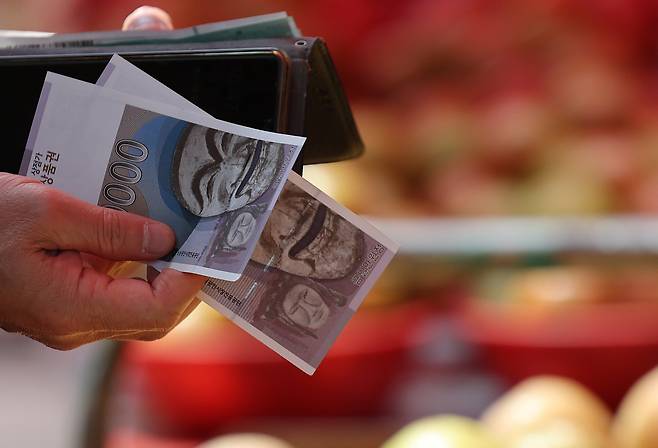 사진은 서울 동대문구 경동시장에서 시민들이 온누리상품권으로 장을 보는 모습./뉴스1