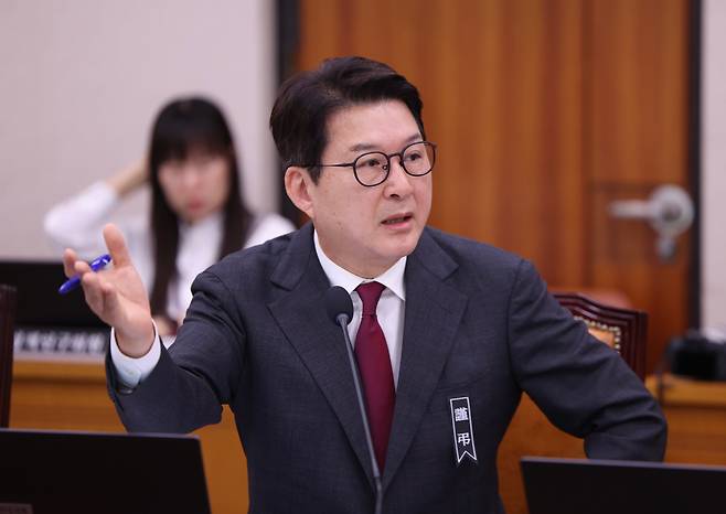 신동욱 국민의힘 의원이 14일 오전 서울 여의도 국회 법제사법위원회에서 열린 법무부 등에 대한 국정감사에서 정성호 법무부 장관에게 질의하고 있다. /뉴시스