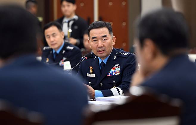 진영승 합동참모본부 의장이 14일 서울 용산구 합동참모본부에서 열린 2025년 국정감사에서 의원들의 질의에 대답하고 있다./뉴시스