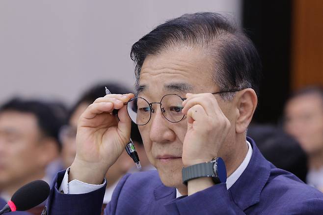 김윤덕 국토교통부 장관이 지난 13일 서울 여의도 국회 국토교통위원회에서 열린 국토교통부 등에 대한 국정감사에서 안경을 고쳐쓰고 있다./뉴스1