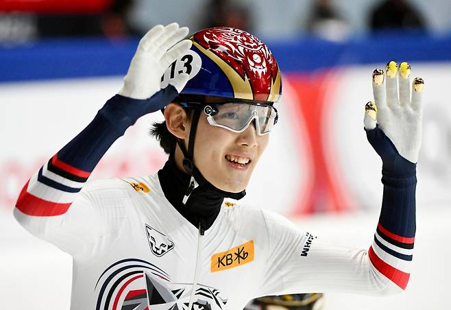 임종언이 11일(현지 시간) 캐나다 몬트리올에서 열린 2025-26 국제빙상경기연맹(ISU) 쇼트트랙 월드투어 1차 남자 1500m 결승에서 선두로 골인한 후 세리머니하고 있다. 임종언은 2분16초141로 금메달을, 황대헌은 2분16초293으로 은메달을 목에 걸었다. 2025.10.12. [몬트리올=AP/뉴시스]