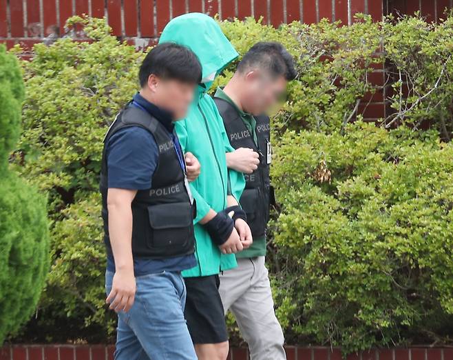 태국 파타야에서 공범 2명과 함께 한국인 관광객을 납치 살해한 혐의를 받는 피의자 A 씨(27)가 조사를 위해 경남 창원시 성산구 경남경찰청 형사기동대로 이동하고 있다.   A 씨는 이날 캄보디아 프놈펜에서 인천국제공항을 통해 국내로 강제 송환됐다. 캄보디아에서 붙잡힌 지 58일 만이다. 2024.7.10/뉴스1