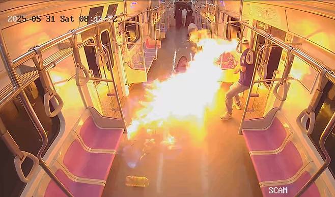 5월 31일 오전 8시 42분쯤 60대 남성 원 모 씨가 지하철 5호선 여의나루역과 마포역 간 터널 구간을 달리는 열차에 불을 지르고 있다. 서울남부지검 제공