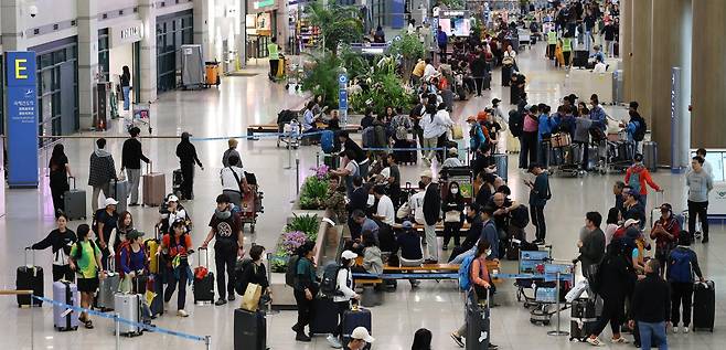 추석 황금연휴를 해외에서 보내고 돌아온 여행객들이 12일 인천국제공항 1터미널로 귀국하고 있다. 12일 인천국제공항공사에 따르면 이번 추석 황금연휴 동안 인천국제공항의 하루 평균 이용객이 21만7000명을 넘어서며 2001년 개항 이후 역대 추석 연휴 중 가장 많은 인파가 몰렸다. 열흘간의 연휴 동안 245만명이 넘는 여객이 공항을 이용한 것으로 추산된다. 2025.10.12. 뉴스1