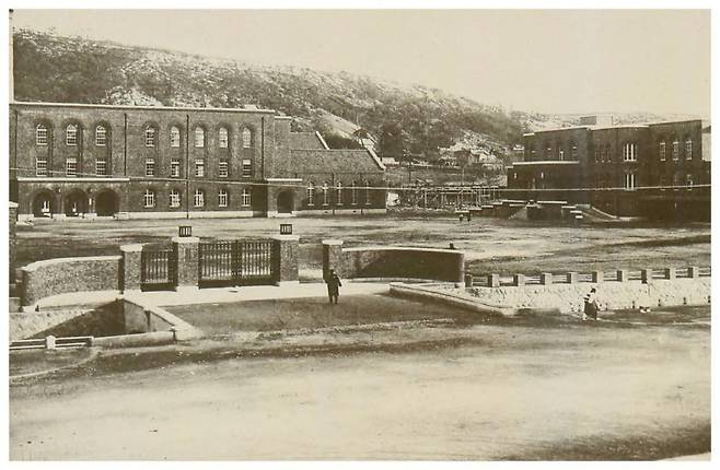 1926년 개교한 경성제국대 법문학부(왼쪽)와 본부 건물(오른쪽). 본부는 광복 이후 서울대 본관으로 쓰이다가 현재는 한국문화예술위원회 ‘예술가의 집’으로 사용되고 있다. 사진 출처 서울역사박물관