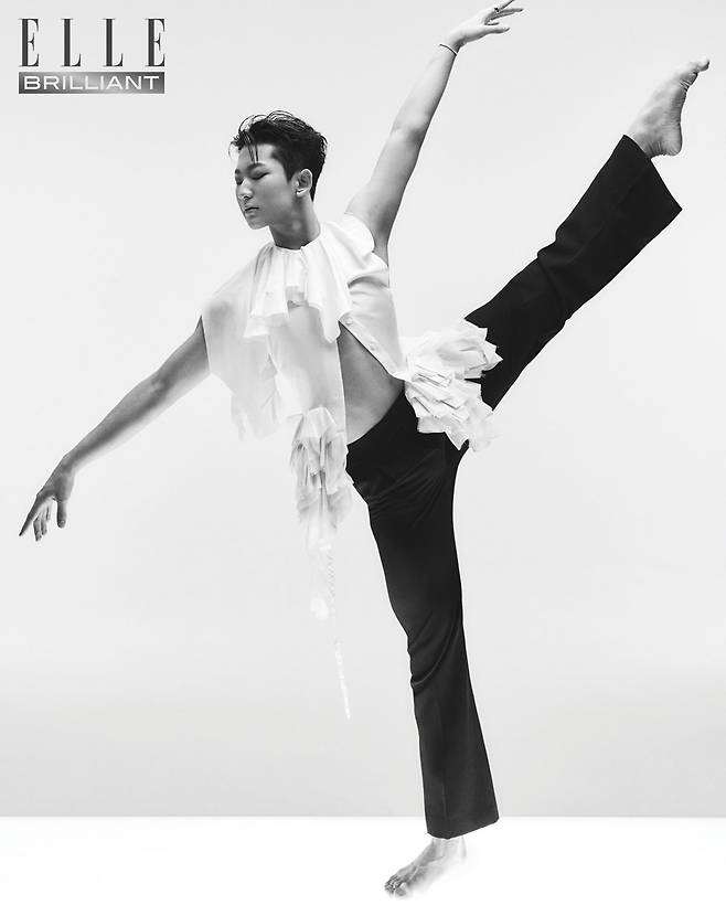 18K 화이트 골드 소재의 ‘코코 크러쉬’ 스몰 링은 가격 미정 CHANEL FINE JEWELRY. 화이트 골드에 다이아몬드를 세팅한‘르 다미에 드 루이 비통’ 브레이슬릿은 가격 미정 LOUIS VUITTON FINE JEWELRY. 블라우스는 가격 미정 McQueen. 팬츠는 가격 미정 COURREGES.