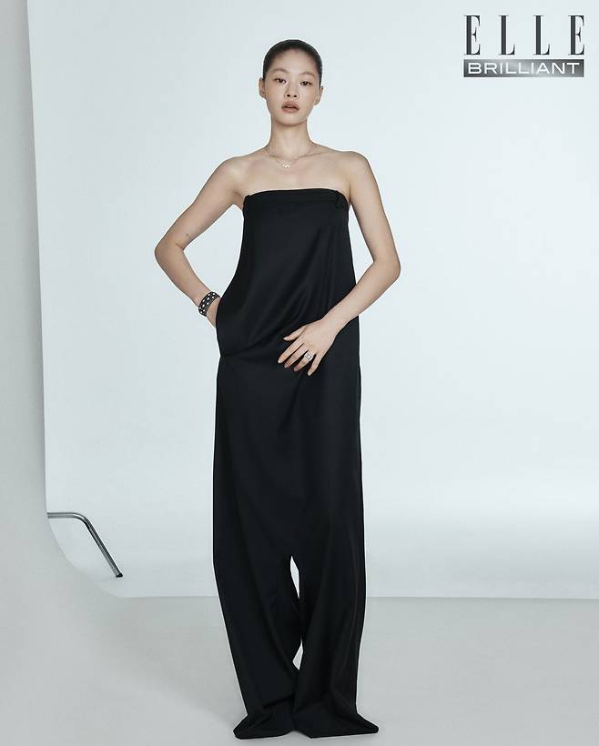 화이트 골드에 다이아몬드를 세팅한 ‘세르티 수르 비드’ 네크리스는 3천만원대 REPOSSI. 다이아몬드 세팅의 ‘마크리 AB’ 브레이슬릿은 8천3백만원대, 화이트 골드에 다이아몬드를 세팅한 ‘튤레 이터넬레’ 링은 4천3백만원대 모두 BUCCELLATI. 블랙 점프수트는 1백16만2천원 PUSH BUTTON.