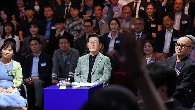 질문받는 이재명 대통령     (서울=연합뉴스) 김도훈 기자 = 이재명 대통령이 14일 서울 동대문구 콘텐츠문화광장에서 열린 디지털토크라이브 '국민의 목소리, 정책이 되다' 간담회에서 질문을 받고 있다. 2025.10.14     superdoo82@yna.co.kr (끝)