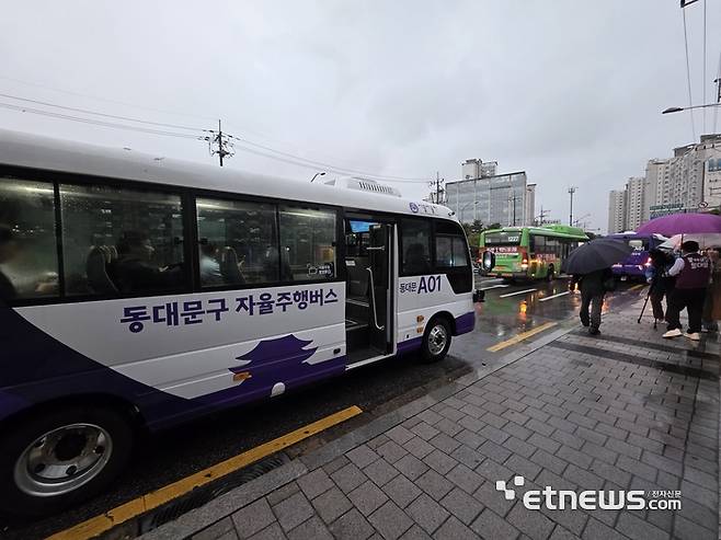 13일 오후 동대문구 자율주행버스가 동대문구청 앞에서 시범 운행을 하기 위해 대기하고 있다.