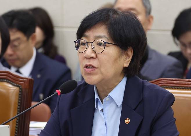 정은경 보건복지부 장관이 14일 오전 서울 여의도 국회 보건복지위원회에서 열린 보건복지부 등에 대한 국정감사에서 의원의 질의에 답변하고 있다. 뉴시스