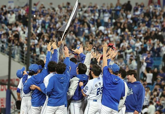 14일 오후 대구 삼성라이온즈파크에서 열린 프로야구 2025 신한 SOL뱅크 KBO 준플레이오프 4차전 SSG 랜더스와 삼성 라이온즈의 경기, 5대2 역전승을 거두며 시리즈 전적 3승 1패를 거두며 플레이오프 진출에 성공한 삼성 선수들이 환호하고 있다.뉴스1