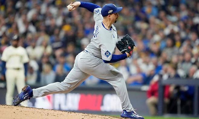 로스앤젤레스(LA) 다저스 블레이크 스넬이 14일(한국시각) 미국 위스콘신주 밀워키 아메리칸패밀리필드에서 열린 2025 MLB 포스트시즌 내셔널리그 챔피언십시리즈(NLCS) 1차전 밀워키 브루어스와 방문 경기에 선발 등판해 역투하고 있다. 밀워키/AFP연합뉴스