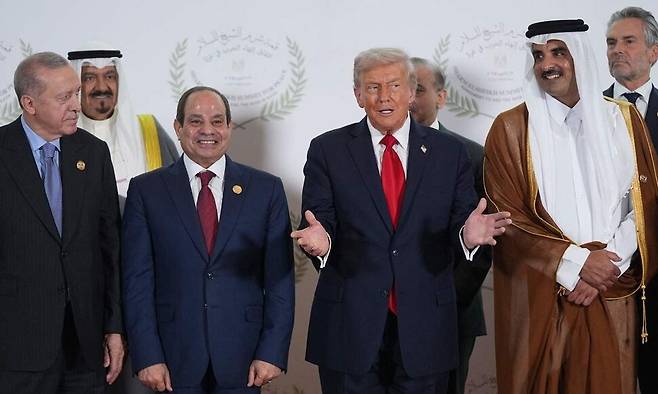 13일(현지시각) 이집트 샤름엘셰이크에서 열린 가자 평화 정상회의에 참석한 (왼쪽부터) 튀르키예의 레제프 타이이프 에르도안 대통령, 압둘팟타흐 시시 이집트 대통령, 도널드 트럼프 미국 대통령, 타밈 빈 하마드 알 사니 카타르 국왕. AFP 연합뉴스