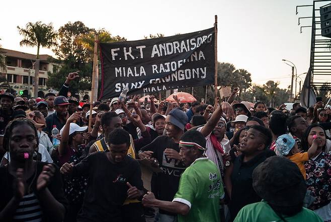 13일(현지시각) 마다가스카르 수도 안타나나리보 시청 앞에 반정부 시위대가 모여있다. 이들은 안드리 라조엘리나 대통령의 사임을 요구하고 있다. EPA 연합뉴스
