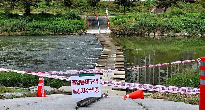 14일 오후 경기 의정부시 중랑천 동막교 징검다리 사고 발생 지점에 실종자 수색을 알리는 통제선이 설치돼 있다. 송상호 기자