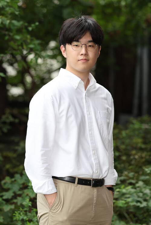 시인 이육사의 종손인 이재원군이 지난달 28일 오후 서울 마포구 한겨레 사옥에서 인터뷰를 하기 전 포즈를 취하고 있다.                                                    백소아 기자 thanks@hani.co.kr