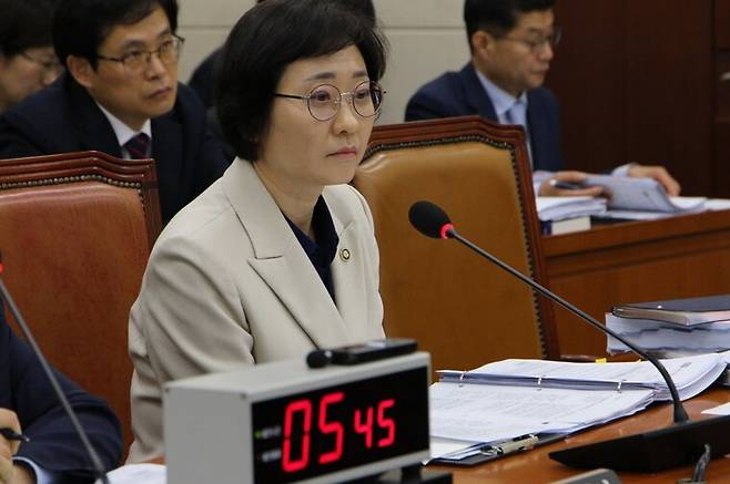 이스란 보건복지부 제1차관이 14일 국회에서 열린 국정감사에 출석해 의원들의 질문에 답변하고 있다. 서미화 의원실 제공