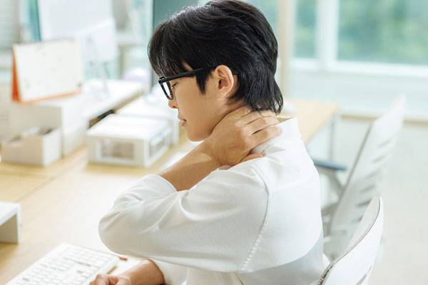 구부정한 자세로 화면을 들여다보는 습관이 근골격계에 부담을 주고, 그 여파가 밤까지 이어질 수 있다는 지적이 나왔다​./사진=클립아트코리아