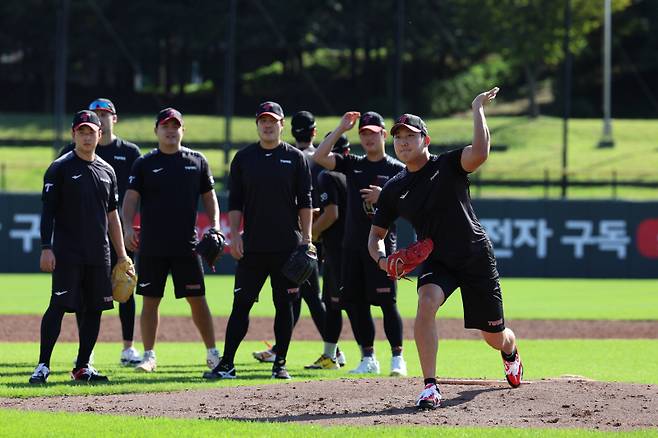 2025 한국시리즈를 대비해 이천 챔피언스파크에서 훈련 중인 LG 선수단. 구단 제공