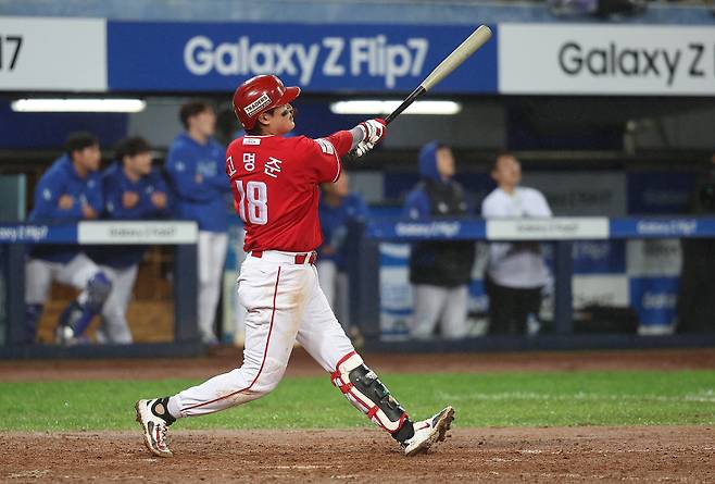 <yonhap photo-8265="">13일 대구 삼성라이온즈파크에서 열린 2025 프로야구 KBO리그 포스트시즌 준플레이오프 3차전 SSG 랜더스와 삼성 라이온즈의 경기. 9회초 무사 주자 1루 상황에서 SSG 고명준이 2점 홈런을 치고 있다. 2025.10.13 [연합뉴스]</yonhap>